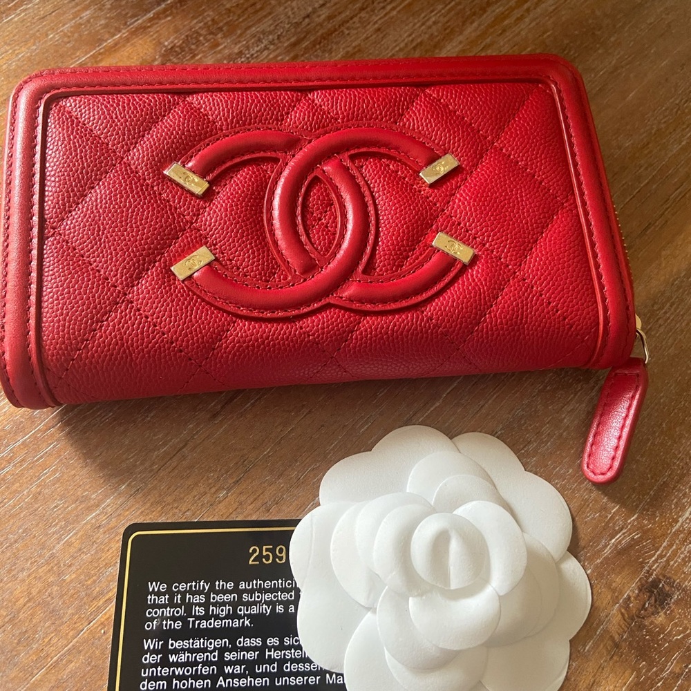 Price firm!❣️Chanel filigree zip wallet caviar Red